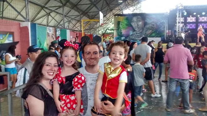 Paulistano radicado há dois anos em Curitiba, Danilo Gonçalves foi com esposa e filhos ao baile infantil | 