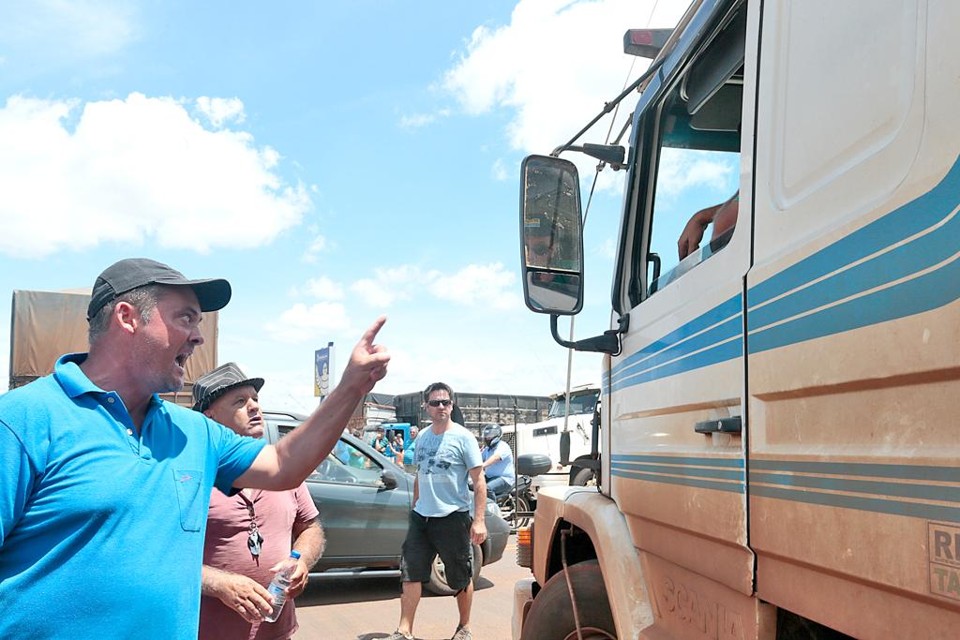 Ministro ameaça caminhoneiros com multa de até R$ 10 mil Caminhoneiros fazem bloqueio em Cascavel. | Cesar Machado/Vale Press
