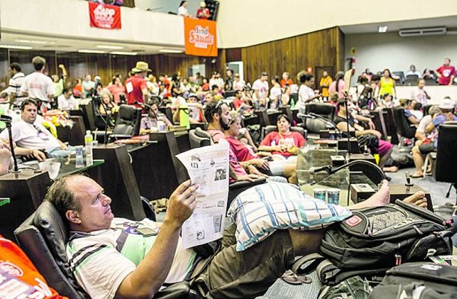 Ler jornal foi um dos passatempos dos manifestantes |