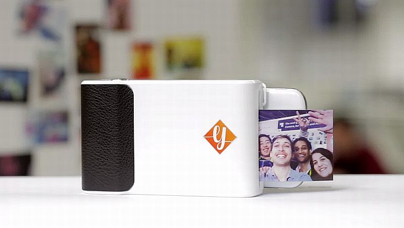 O acessório é um pouco mais parrudo que uma capa de smartphone comum, e, internamente, carrega um tipo de papel especial que dispensa tinta | Reprodução / Internet