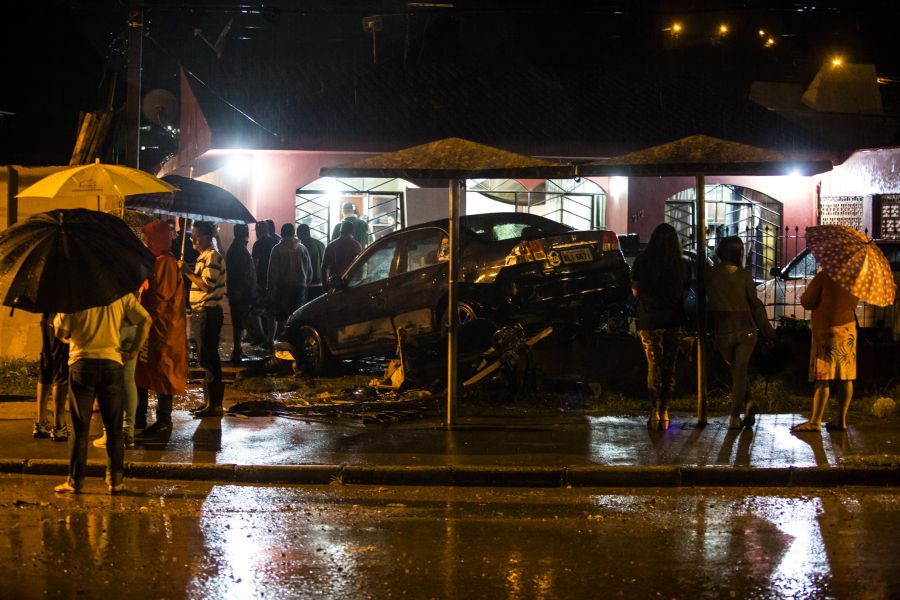 Em Almirante Tamandaré, um carro foi levado da garagem pela enxurrada e derrubou o muro de duas casas | Lineu Filho/Paraná Online