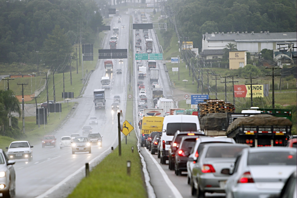 Eixo das BRs-376 e 101 é utilizado para acesso ao Litoral de SC e também para Guaratuba (PR) | Albari Rosa/Agência de Notícias Gazeta do Povo/Arquivo