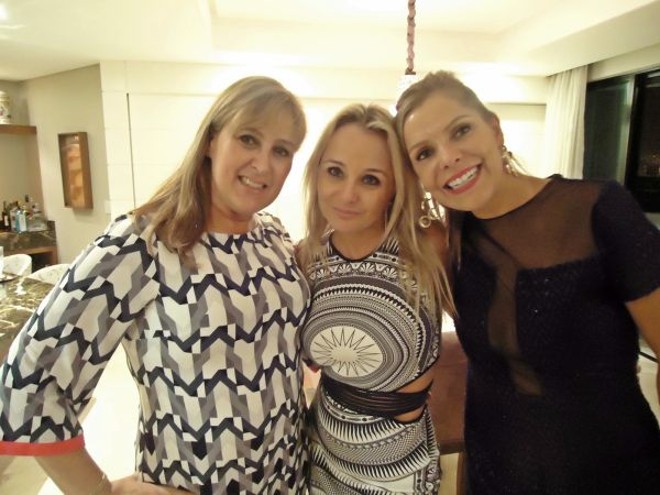 Julianne Muggiati (ao centro), gerente de marketing da Tecnoflex, celebrou aniversário de 40 anos em comemoração íntima com as amigas Danuza Hauer (à esq.) e Caroline Baggio (à dir.) | 