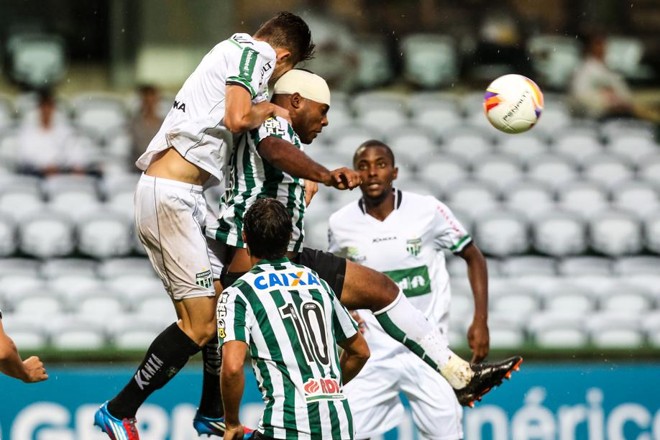 Luccas Claro tenta espantar a bola da defesa do Coritiba contra o Maringá | 