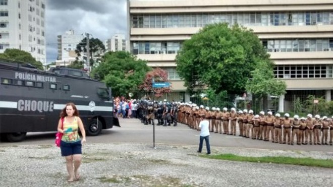 Deputados chegaram à Assembleia em veículos da Tropa de choque da PM |