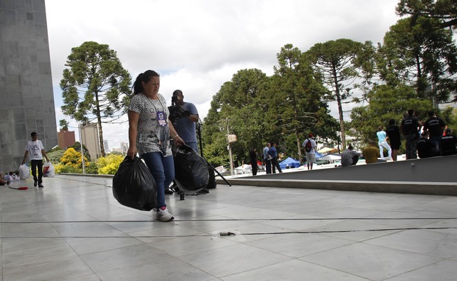 Servidora retira lixo da Assembleia |
