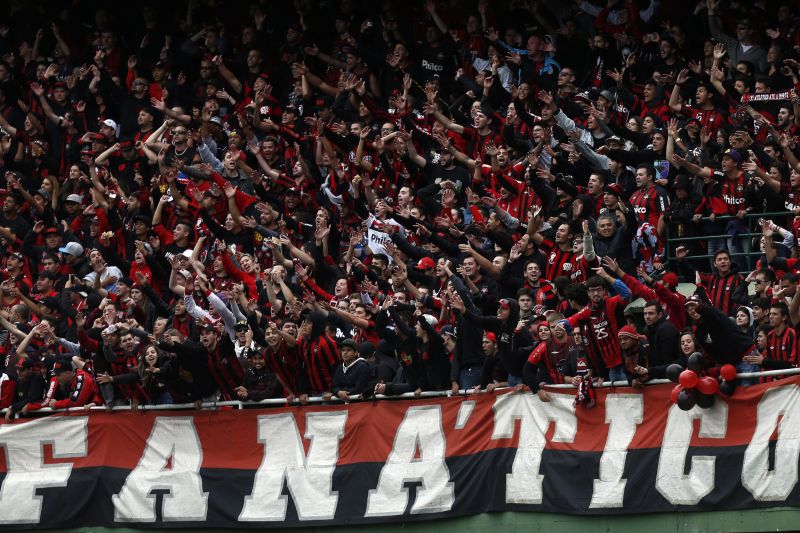 No clássico do Brasileiro, a torcida do Atlético precisou ir até o Couto comprar sem ingresso. Agora, é incentivada pelo clube a apoiar o time na casa do rival. | Albari Rosa/ Gazeta do Povo