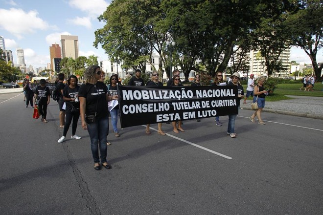 Manifestantes no Centro Cívico, em Curitiba |