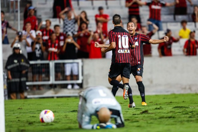 Contraste: a alegria de Bruno Pelissari e a decepção de Marcos pelo gol do Atlético. |