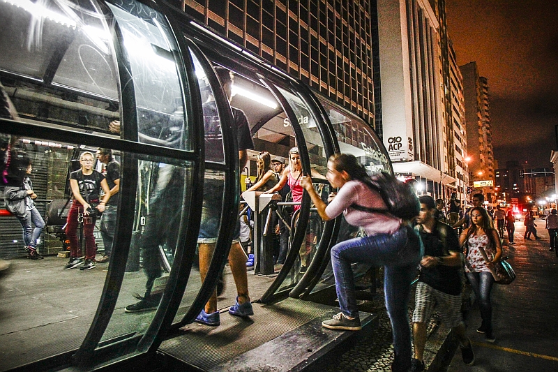 Protestantes entram em estação-tubo sem pagar a passagem após o término da manifestação | Daniel Castellano / Agência de Notícias Gazeta do Povo