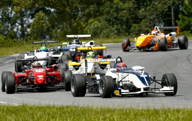 Apenas seis dos 17 pilotos conseguiram computar a corrida na etapa de Curitiba | 