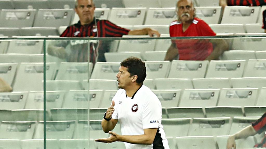 Claudinei Oliveira tenta passar instruções ao time na derrota por 1 a 0 para o Foz, na Arena da Baixada. | Hugo Harada/Gazeta