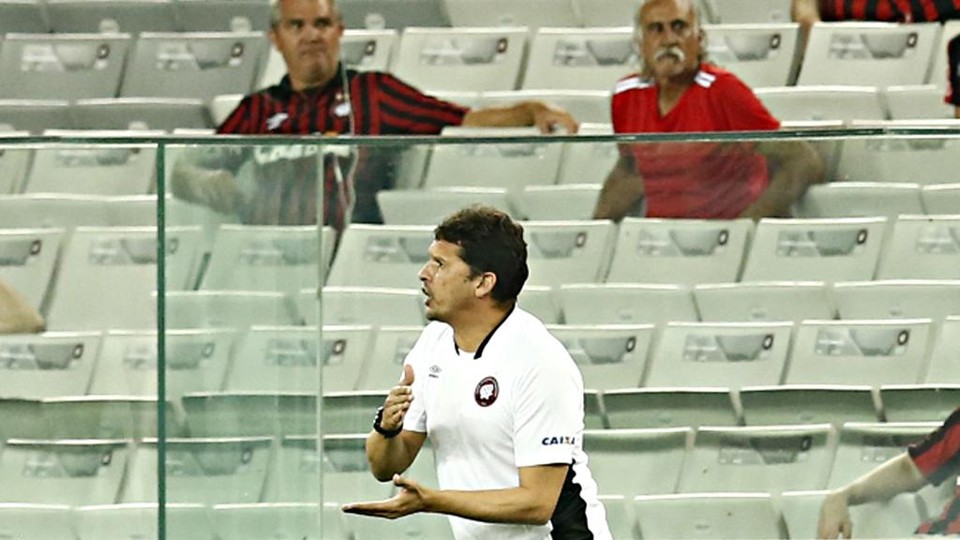 Claudinei Oliveira tenta passar instruções ao time na derrota por 1 a 0 para o Foz, na Arena da Baixada. | Hugo Harada/Gazeta