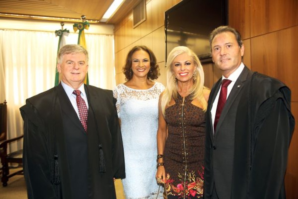 Os novos presidente e vice do TRE-PR, Jucimar Novochadlo (à esq.) e Luiz Fernando Tomasi Keppen (também corregedor), com as respectivas mulheres, Mariana Pilastre de Goes e Dirce Keppen na concorrida solenidade de posse, realizada ontem de manhã | Julio Cesar Souza