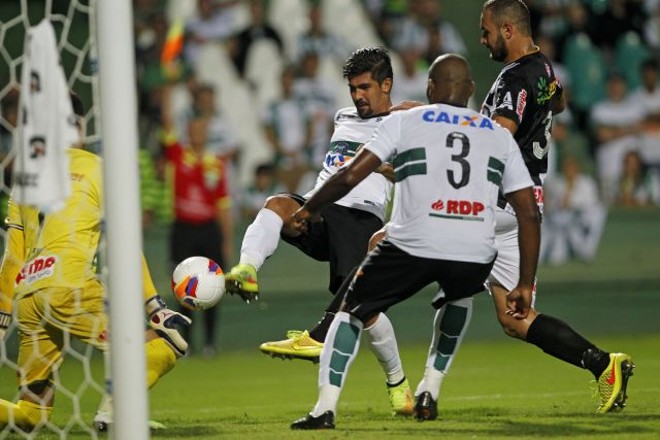 Leandro Almeida tenta marcar o gol do Coritiba. | 