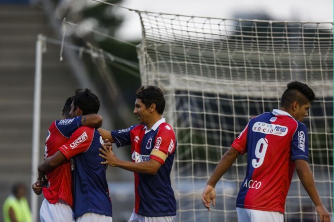 Jogadores do Paraná comemora o gol de Carlinhos diante do Prudentópolis |