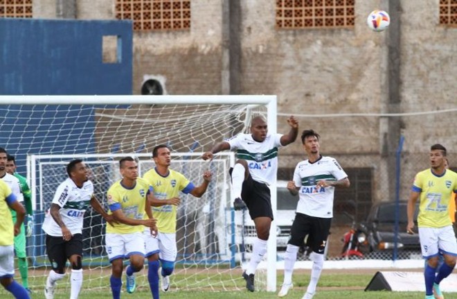Zagueiro Luccas Claro em lance da vitória do Coritiba sobre o Nacional | 