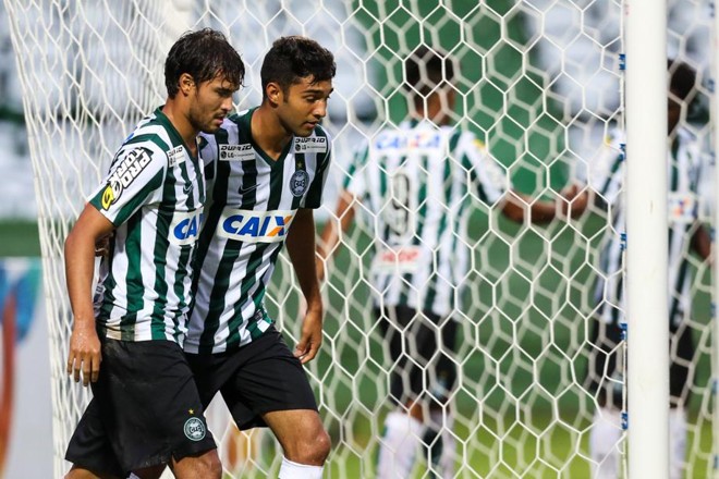 Pedro Ken comemora Allan Santos o primeiro gol do Coritiba diante do Maringá | 