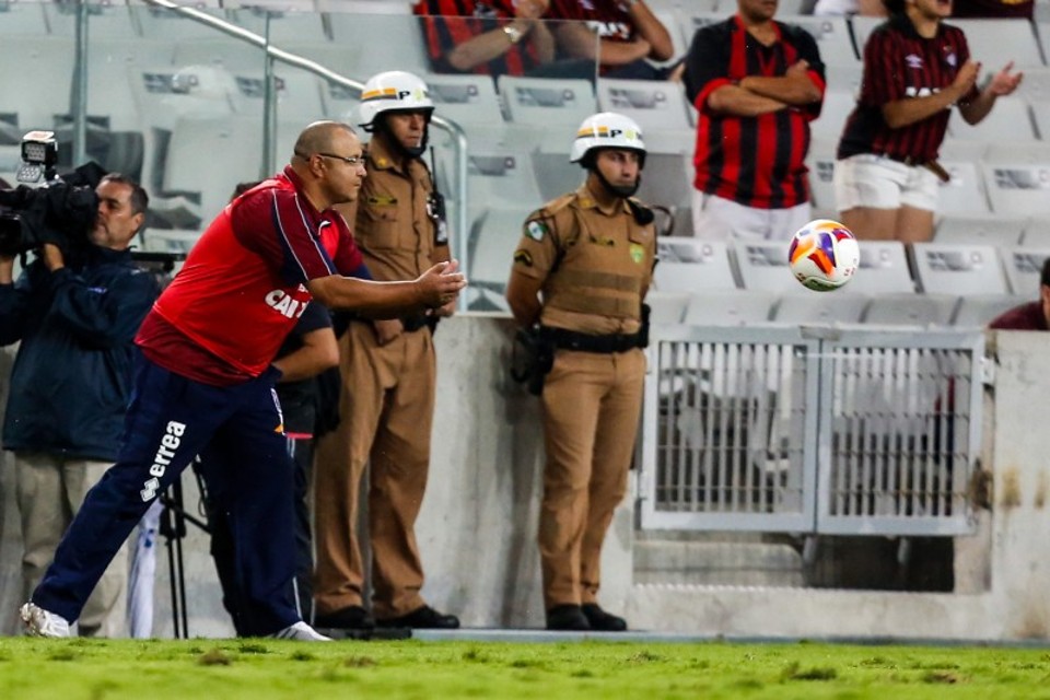 Técnico Luciano Gusso orienta jogadores do Paraná durante o clássico contra o Atlético na Arena | Brunno Covello / Gazeta do Povo