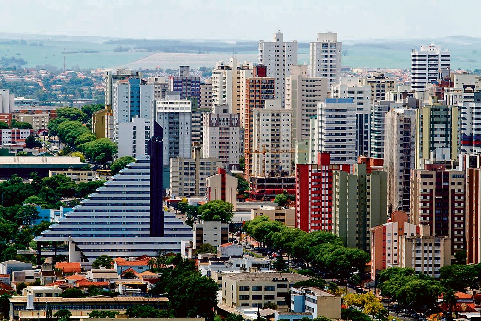 Como Londrina virou o tubo de ensaio que ‘inventou’ o petrolão Vista panorâmica de Londrina, com o pitoresco hotel de Youssef em forma de barco: personagens da cidade aperfeiçoaram o esquema de desvio de verba pública. | Roberto Custódio/Jornal de Londrina