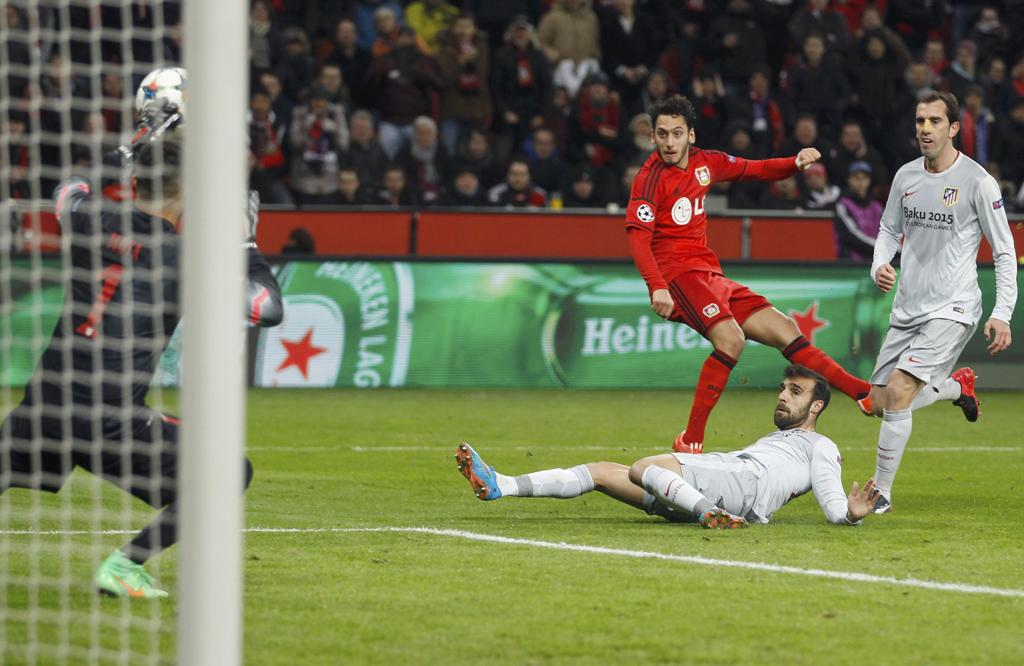Calhanoglu marca o gol que deu a vantagem para o Bayer Leverkusen sobre o Atlético de Madrid, nas oitavas da Champions. | Ina Fassbender/Reuters