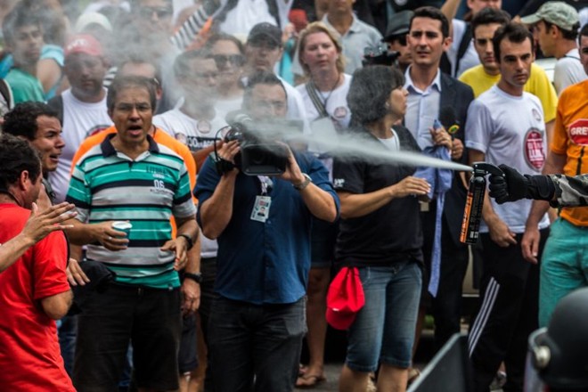 Policial usa spray de pimenta durante manifestação desta quinta-feira |
