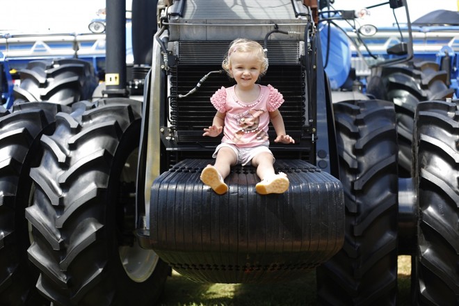 Diversidades de atrações na feira fazem com que produtores levam esposas e filhos à feira. | 