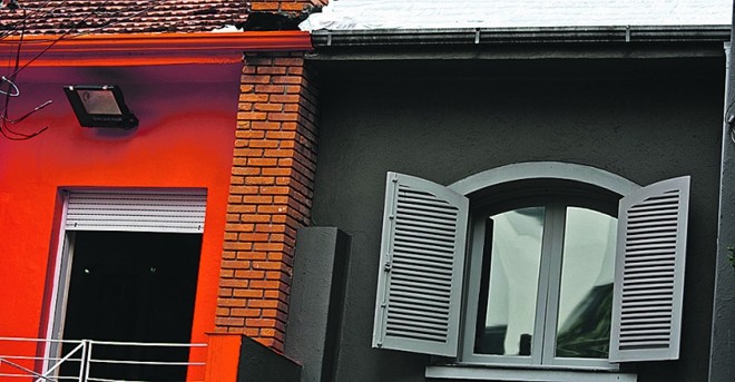 Dois telhados, um com a telha cerâmica e outro com a manta reflexiva | 