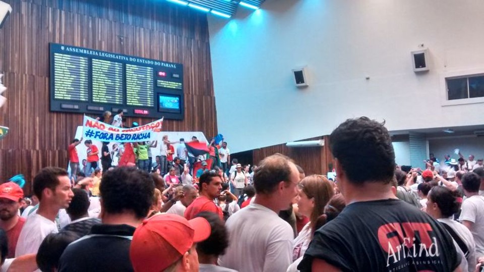 Manifestantes invadem o plenário da Assembleia | Brunno Covello / Gazeta do Povo