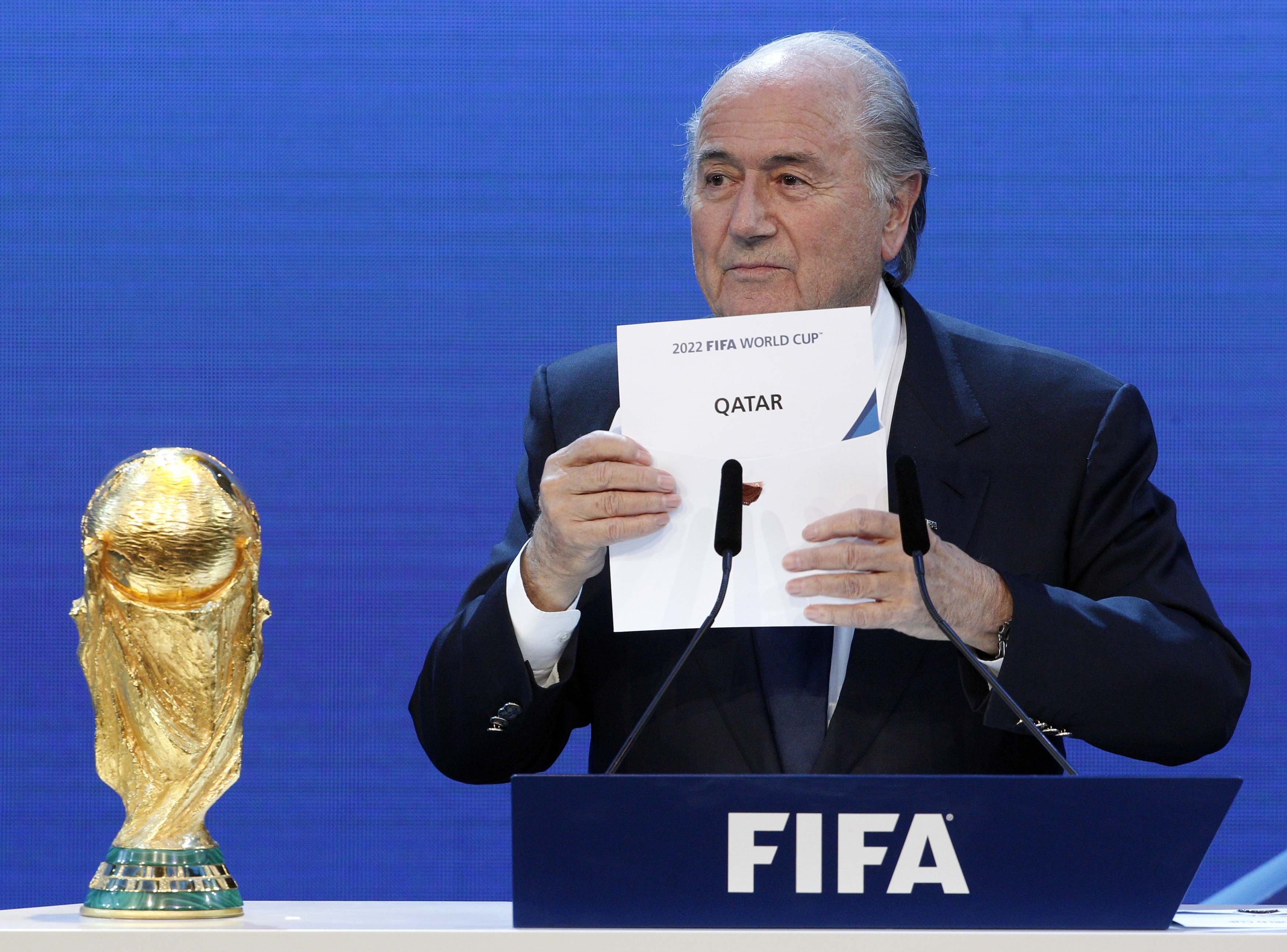 Sepp Blatter no anúncio do Catar como sede da Copa de 2022: escolha guiada pelo dinheiro virou dor de cabeça para a Fifa. | Christian Harttmann/Reuters