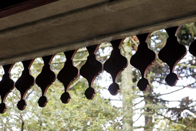 Lambrequins de madeira usados como adornos na residência |