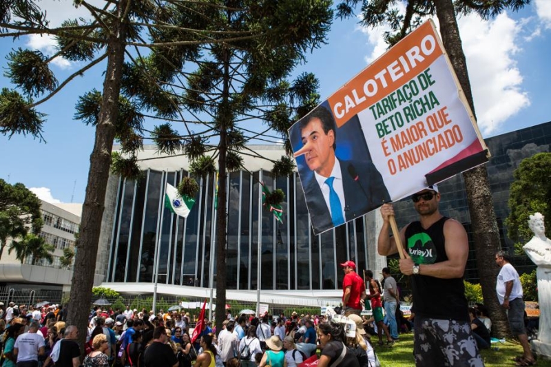 Professores protestaram contra o governo em frente à Assembleia | Brunno Covello/Gazeta do Povo