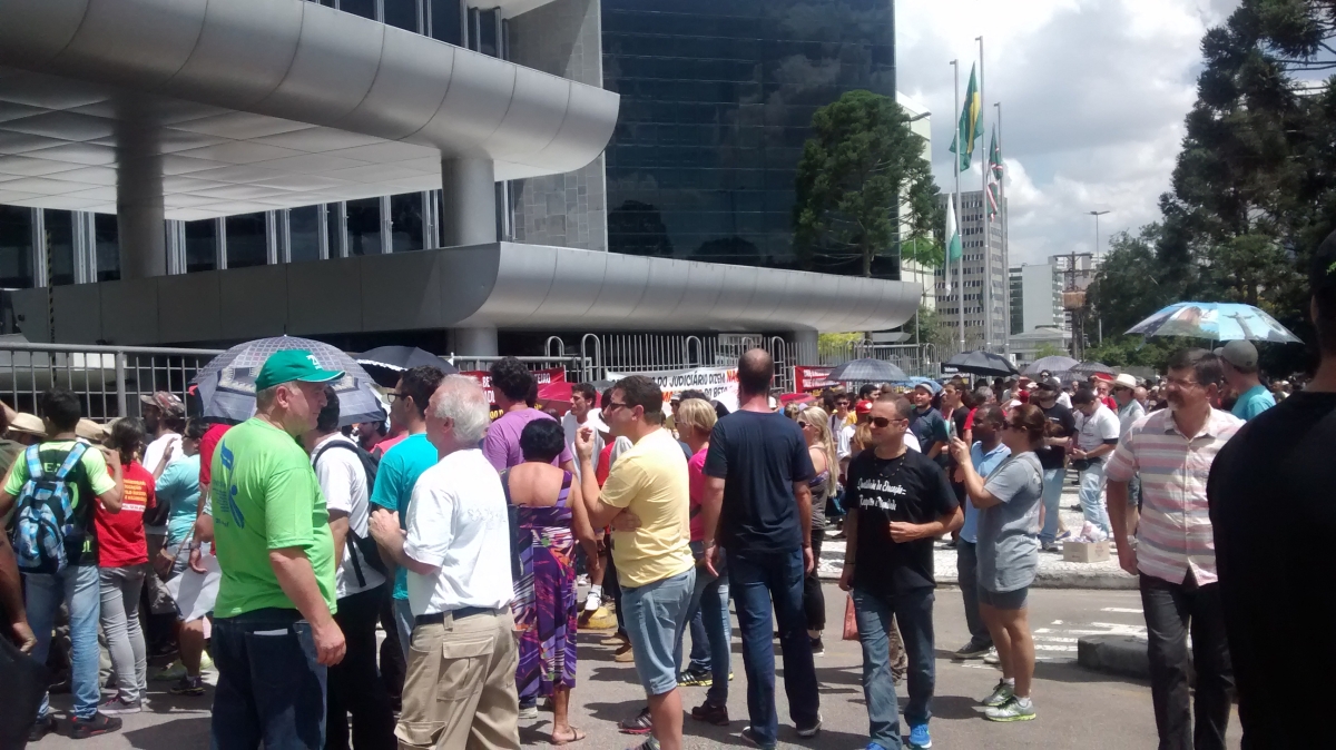 Acesso de professores à Assembleia começou a ser feito, de dez em dez, por volta das 15 horas. | Diego Antonelli/Gazeta do Povo