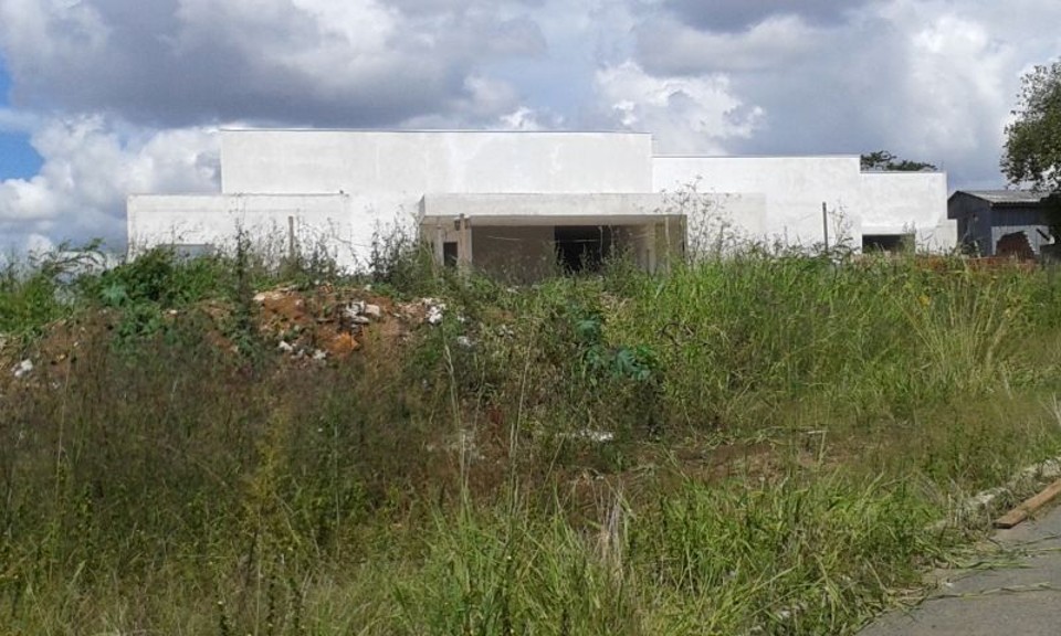 Construção do CMEI Portão II está parada há tanto tempo que foi tomada pelo mato | Antônio More/Gazeta do Povo