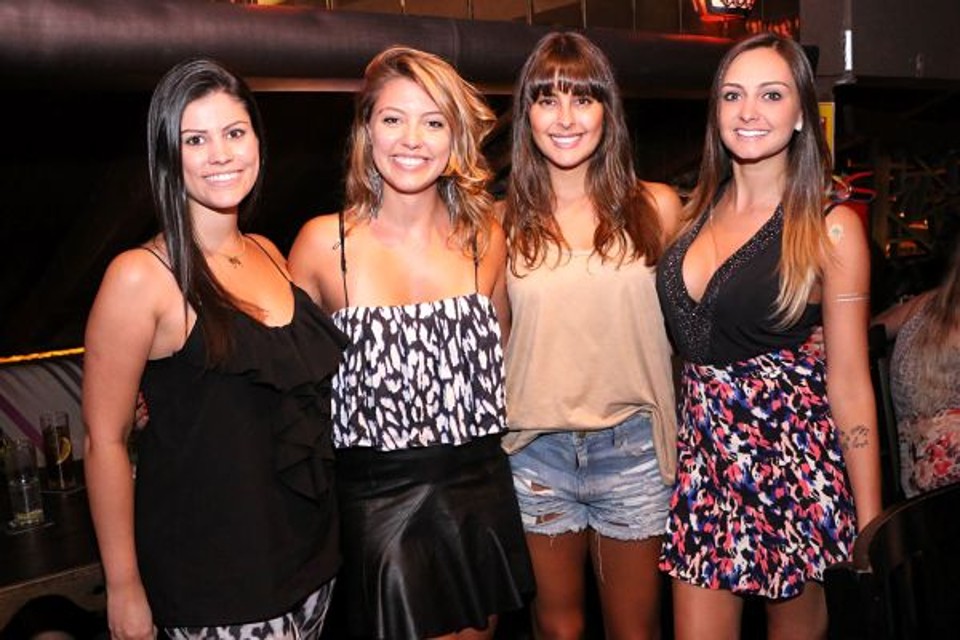 As beldades Lívia Moraes, Ana Cavalcanti, Camila Malucelli e Luíse Munhoz (a partir da esq.) curtiram a noite de segunda-feira no Taj Bar, que tem bombado nas noites quentes deste verão, ao som do DJ Chuva | Kauana Bechtloff