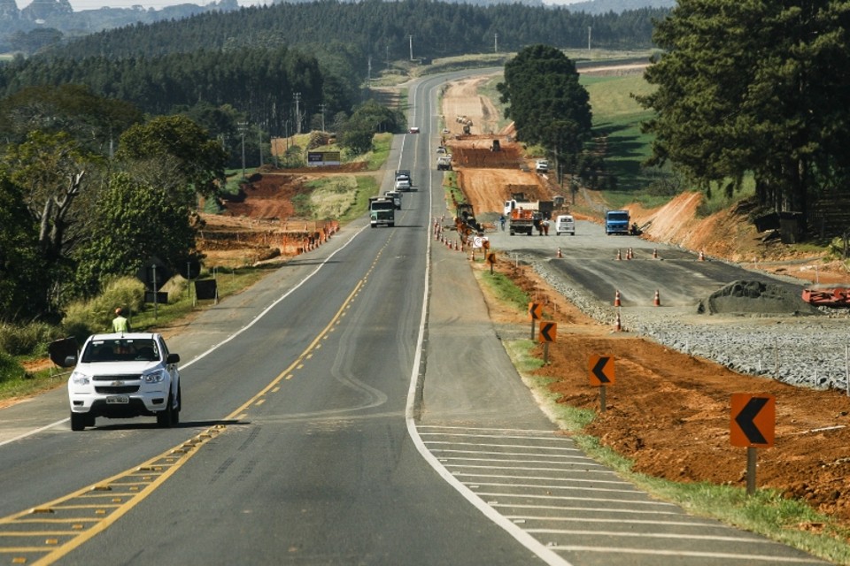 Obras em rodovia no interior do estado: com menos investimentos, maior parte do orçamento é gasta no custeio da máquina | Josué Teixeira/Gazeta do Povo