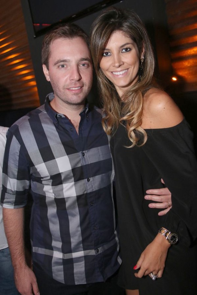 O simpático casal Ana Paula e Ivo Leão no DOT Bar, numa das muitas noites de verão que têm lotado a badalada casa noturna do Batel |