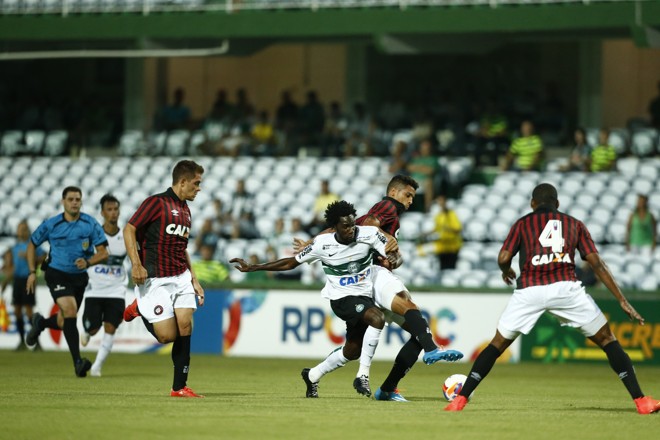 Negueba ilhado entre os atleticanos Guilherme Batata, Matteus e Marcão. | Hugo Harada/Gazeta do Povo
