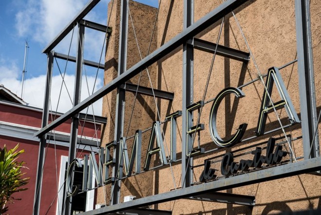 Fachada do prédio anexo às casas históricas construído para abrigar parte do acervo |