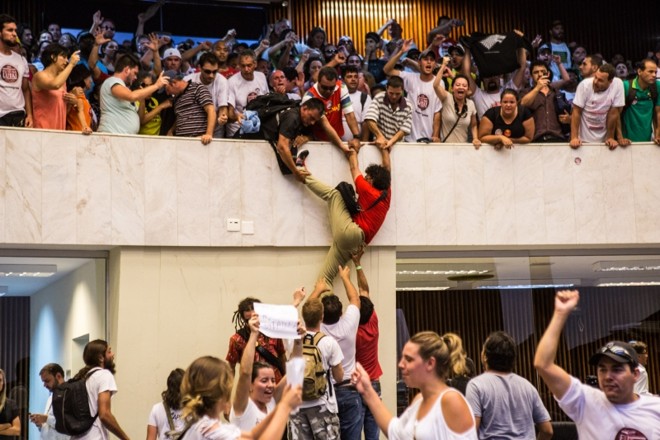Manifestantes que estavam nas galerias invadiram o plenário | 