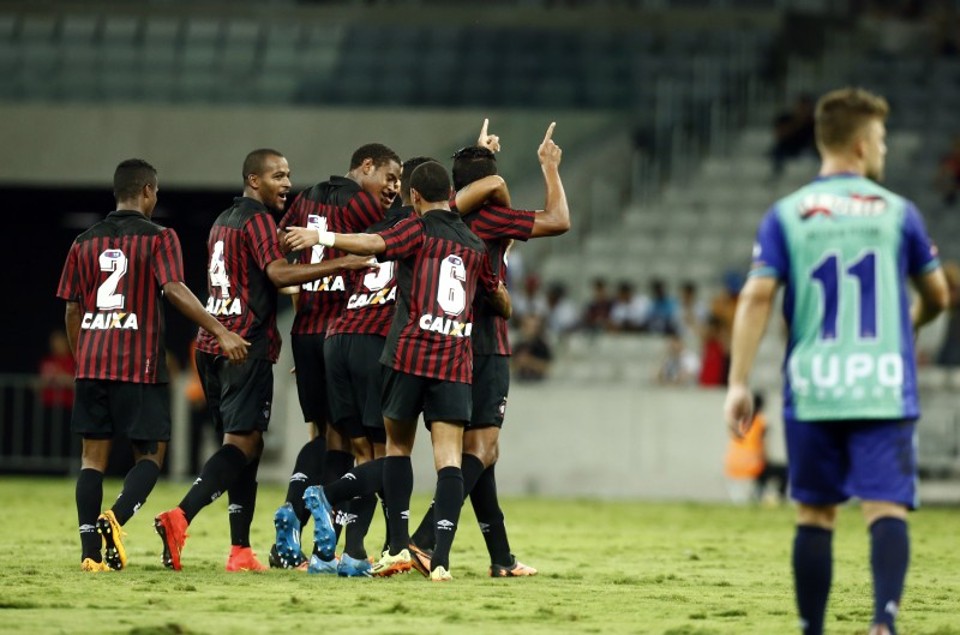 Caique comemora o gol na sua estreia pelo Atlético, contra o Prudentópolis na Arena | Hugo Harada / Gazeta do Povo