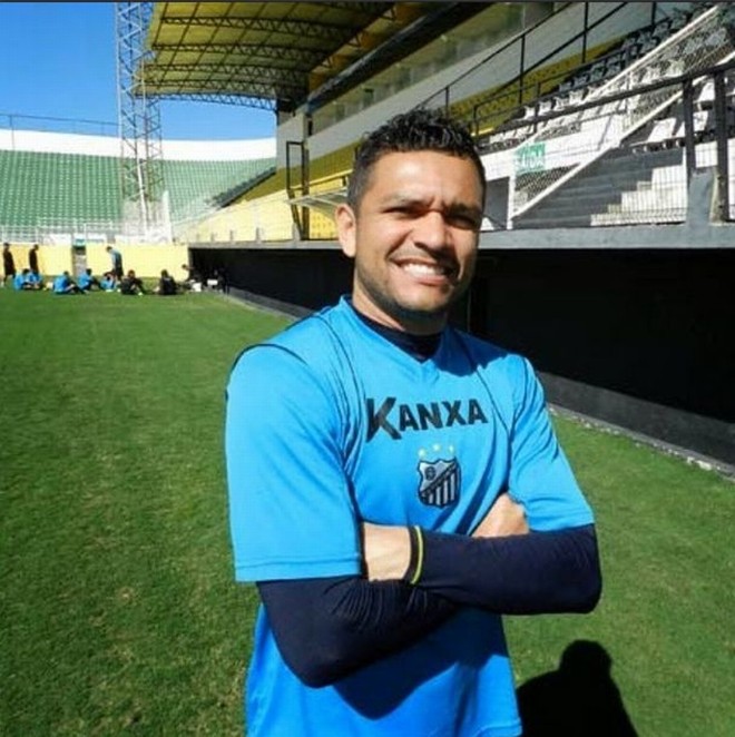Sandro/Idade: 31 anos /Posição: meia /Quem te viu: Camisa 10 do Paraná na campanha da classificação à Libertadores, em 2006, e dispensado pelo Coritiba por indisciplina, em 2011. /Quem te vê: Fechou com o ABC-RN. | 