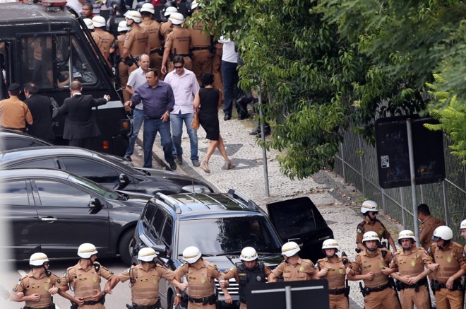Francischini na frente do ônibus onde estavam os deputados | 