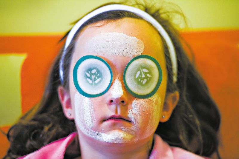 Sophie Park, 7, é paparicada no Sweet Sassy and Spa, uma cadeia americana que atende crianças | Erin Hull para The New York Times