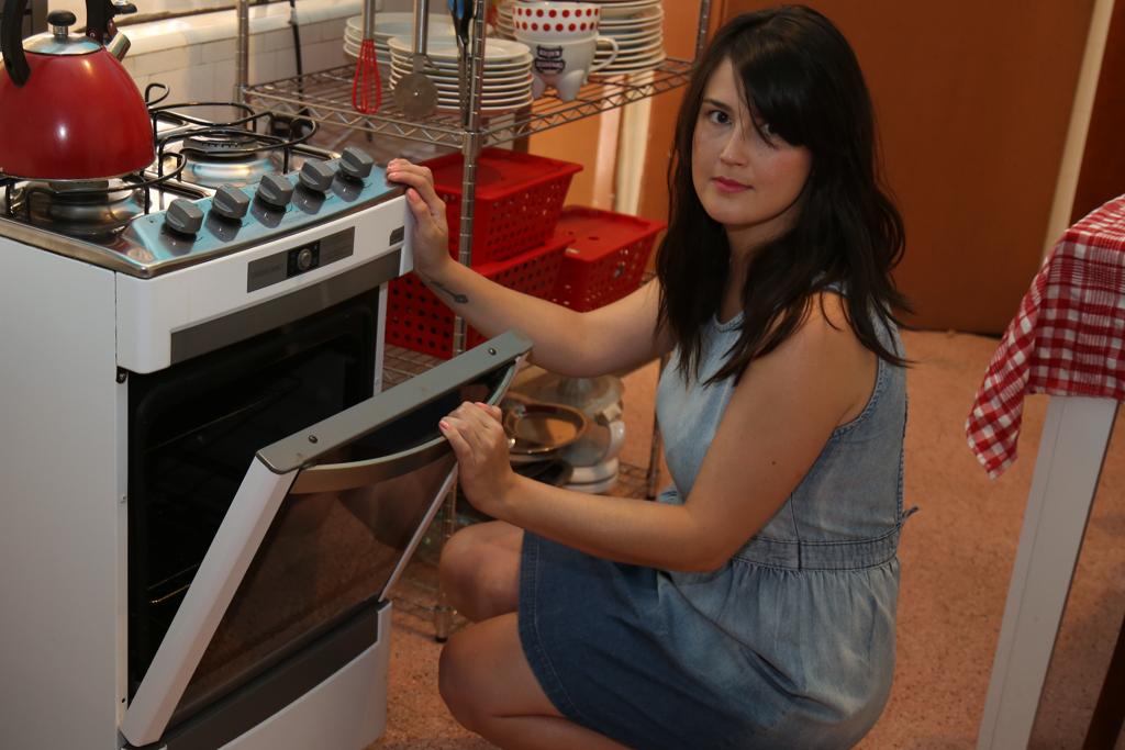 A estilista Mahyna Siqueira ficou quase dois meses sem fogão em casa por problemas na entrega. | Ivonaldo Alexandre/Gazeta do Povo