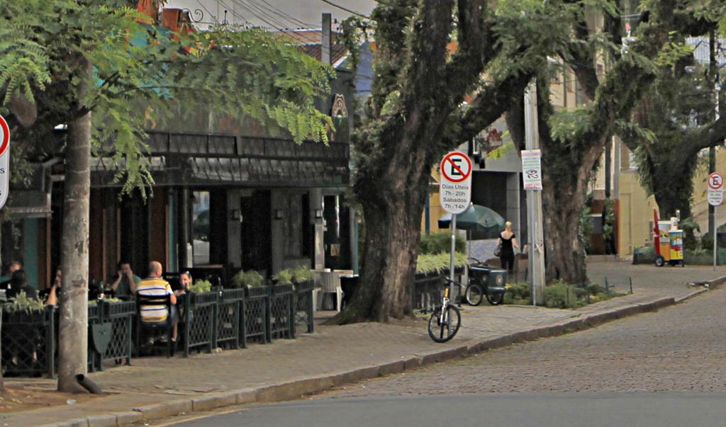 Bares e restaurantes passarão a pagar quatro faixas de preços, conforme a região da cidade, pelo avanço nos espaços públicos. | Jonathan Campos/Gazeta do Povo