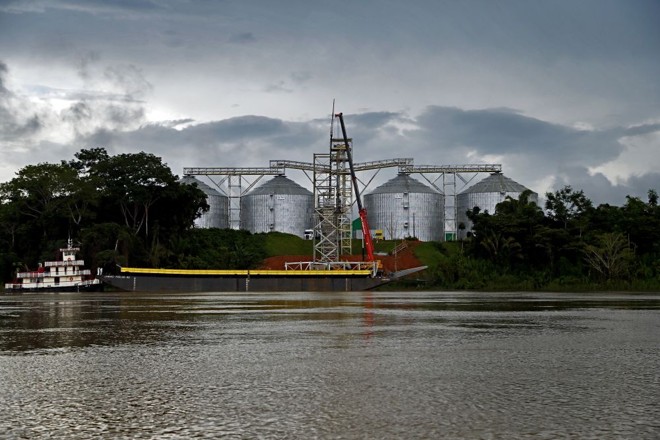Os quatro primeiros silos do novo porto estão de pé. Embarque deve ser testado em meados de fevereiro pelo Amaggi. Foto: Albari Rosa/Gazeta do Povo | 