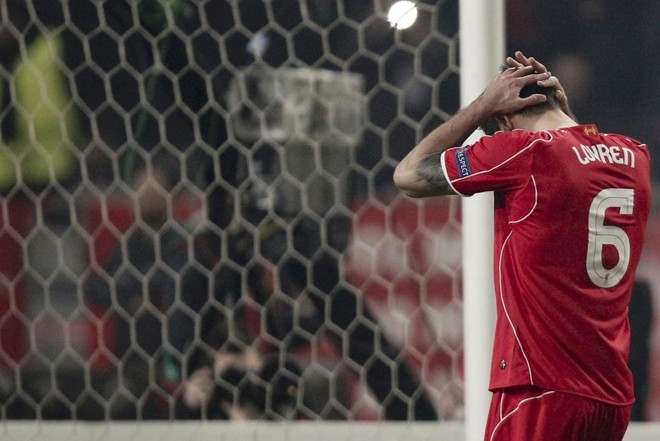 Lovren lamenta pênalti batido “nas nuvens” que culminou com a derrota do Liverpool e a classificação do Besiktas. | Osman Orsal/Reuters