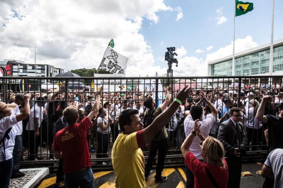 Servidores protestam na Assembleia na tarde desta terça-feira (10) | Brunno Covello / Gazeta do Povo