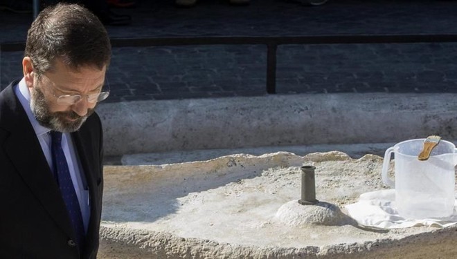 Fonte Barcaccia, na Piazza di Spagna, em Roma, terá de ser restaurada após vandalismo dos torcedores do Feynoord |